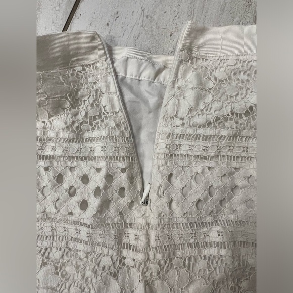 Cupcakes and Cashmere| High waisted white eyelet shorts. Lined. Size 2. - Picture 4 of 8